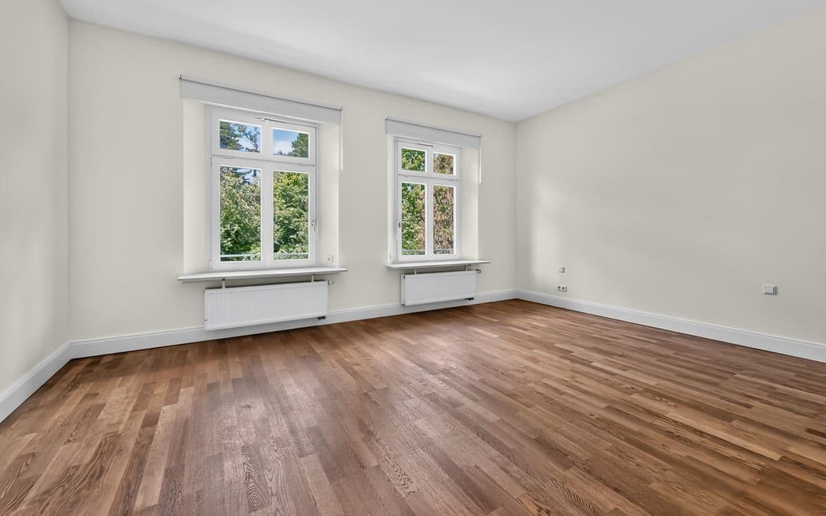 Leeres Wohnzimmer vor dem Einrichten